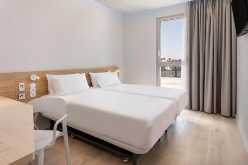 莱里达B&B HOTEL Lleida的白色的卧室设有床和窗户