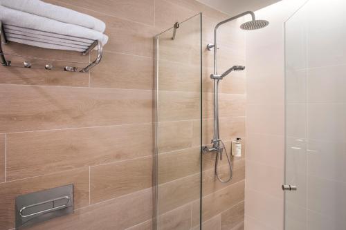 莱里达B&B HOTEL Lleida的带淋浴的浴室和玻璃门