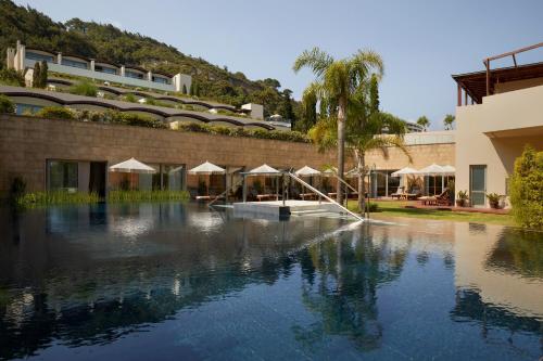 依克希亚Elite Suites by Rhodes Bay的享有度假村游泳池的景致