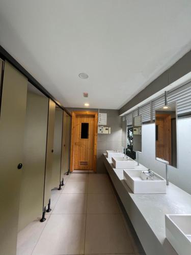 加影COMFY SKY SUITE Free Wifi & Netflix的浴室设有4个水槽和一排镜子