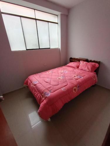 瓦努科O'CALA HOUSE的卧室配有粉红色的床和窗户