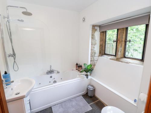 萨顿因阿什菲尔德The Gatehouse的白色的浴室设有浴缸和水槽。