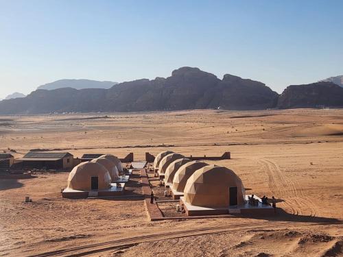 瓦迪拉姆Wadi Rum Ali Bubble camp的山 ⁇ 的沙漠中一排帐篷