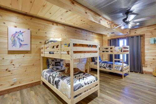 Spacious Franklin County Retreat on 80 Acres!的小木屋内设有一间带三张双层床的卧室