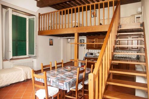 卢卡Bed and breakfast Villa Torre degli Onesti Apartments的厨房以及带桌子和楼梯的用餐室。