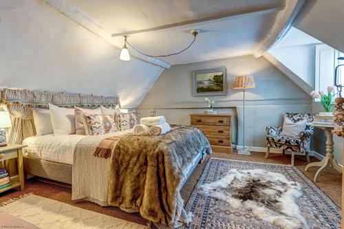 Nuneham CourtenayThe Bolthole的一间卧室配有一张床铺,床上有毯子