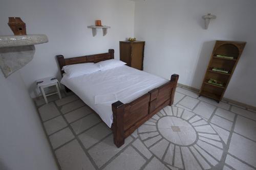 Starčevića PodiMountain Cottage Mons Baebius的一间卧室配有一张带白色床单的大床