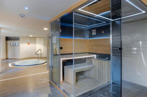 圣米格尔德阿沃纳圣巴巴拉高尔夫及海洋俱乐部钻石度假酒店的带浴缸的浴室内的玻璃淋浴间