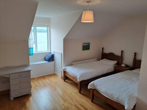 多尼戈尔Buncronan Port Self Catering的一间小卧室,配有两张床和窗户