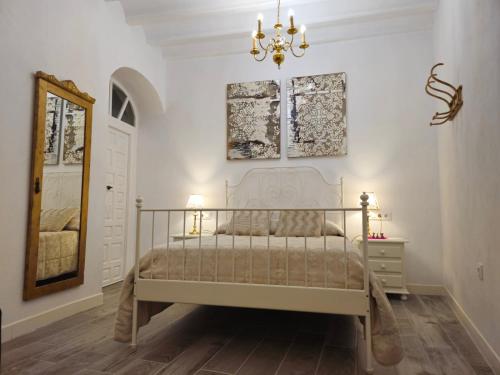 麦地那西多尼亚Apartamento Casa Pura的卧室配有白色的床和吊灯。
