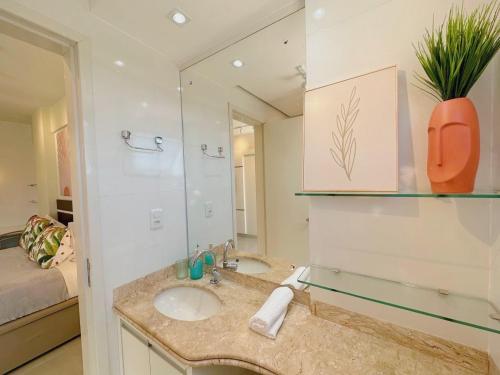 帕尔马斯PALMAS EXPERIENCE - Apartamento Girassol的一间带水槽和镜子的浴室