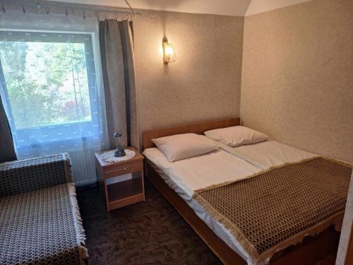 JaunjelgavaBrīviņi的一间小卧室,配有床和窗户