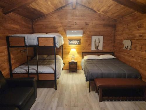 ButlerCabin的小屋内设有一间带两张双层床的卧室