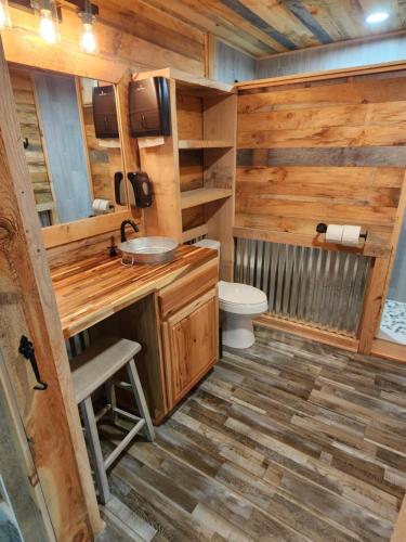 ButlerCabin的木制浴室设有卫生间和水槽