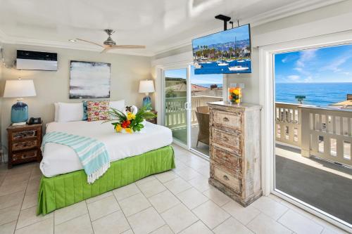 卡尔斯巴德海洋棕榈滩度假酒店的一间卧室配有一张床,享有海景