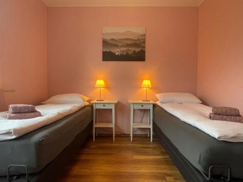 NjarðvíkAirport Comfort Home的配有两张床铺的房间,配有两盏灯