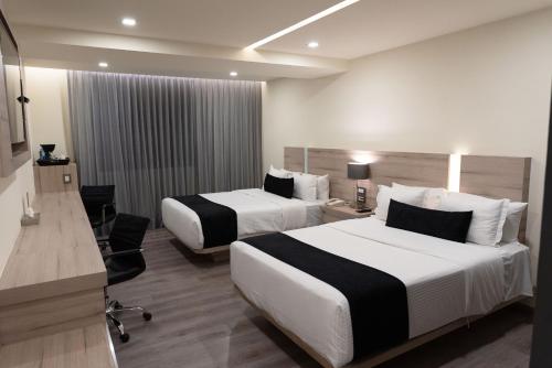 克雷塔罗杜蒙酒店的酒店客房配有两张床和一张书桌