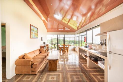 蒙泰韦尔德哥斯达黎加Monteverde Ecolove的厨房以及带沙发和桌子的客厅。