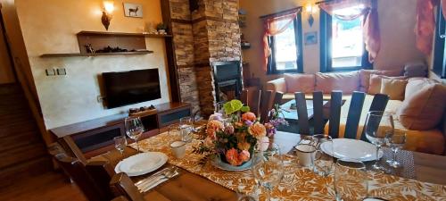 切佩拉雷Guest House Chepelare的一张餐桌,上面有花瓶