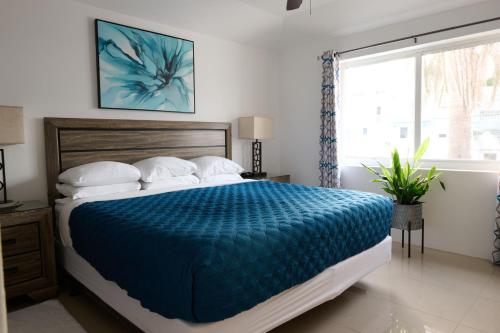 Mount Pleasant派珀公寓的一间卧室配有一张带蓝色棉被的床