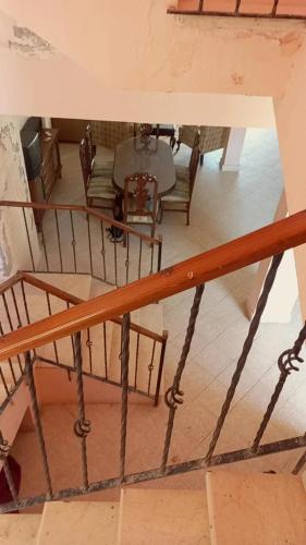 拉斯苏德尔blu lagon resourts的楼梯上方的景色,配有椅子和桌子