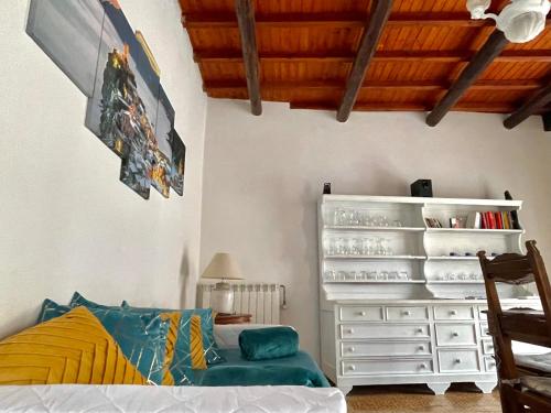 韦尔纳扎Families or Groups 3 Terrazzi Apartment on Sea的带沙发和白色橱柜的客厅