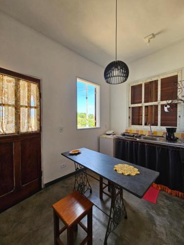卡兰卡斯Chalé Arcos do Sol - Carrancas的一间厨房,房间中间配有一张桌子