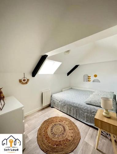 YffiniacMaisonnette de la Baie Seh’Loué的卧室配有一张床,地板上铺有地毯
