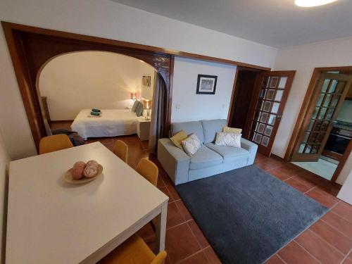 波尔图Vale Formoso Apartment的客厅配有沙发和1张床
