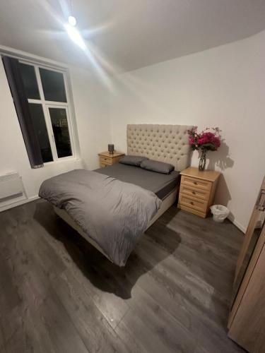 伯明翰Sutton Coldfield Apartment的一间卧室设有一张大床和一个窗户。