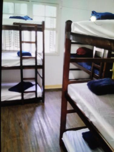 Casa da Vila Hostel Guest House客房内的一张或多张双层床