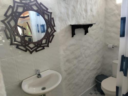 比利亚维哈Payande - Tatacoa的一间带水槽、镜子和卫生间的浴室