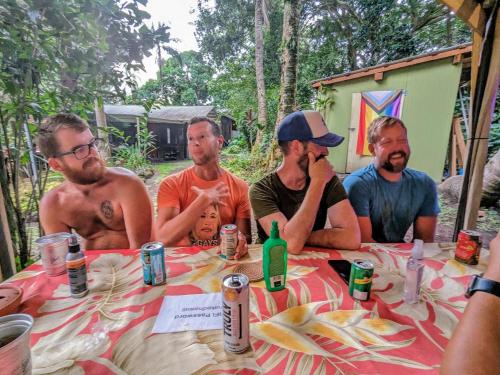 帕霍阿Kehena Mauka Nui Club LGBTQIA+ Clothing Optional的一群坐在桌子旁的人