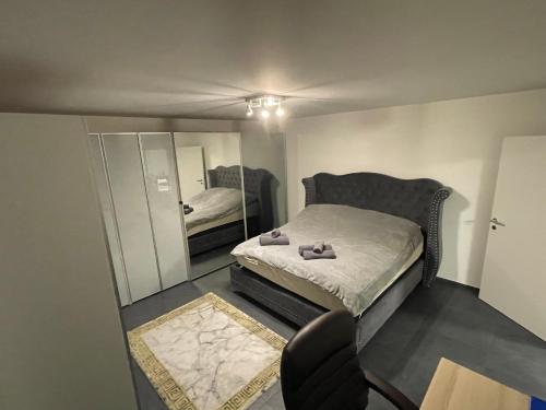 伯特施泰因V.I.P Appartement的一间小卧室,配有一张床和镜子
