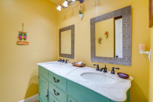 Peaceful Haynesville Vacation Rental with Yard!的浴室设有2个水槽和2面镜子