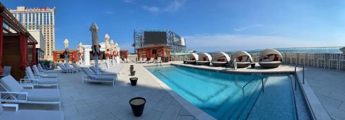 大西洋城Nobu Hotel at Caesars Atlantic City的一座带椅子的大型游泳池