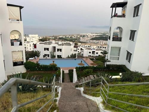 得土安Luxueux VILLA avec jardin et vue panoramique的通往带游泳池的大楼的楼梯