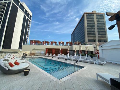 大西洋城Nobu Hotel at Caesars Atlantic City的建筑物屋顶上的游泳池