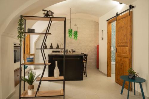 加利波利Romantic Suite的客房设有带桌子和架子的厨房
