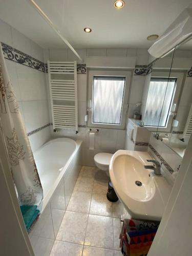 科隆Ruhige WE 6 P. urban ÖPNV的带浴缸、卫生间和盥洗盆的浴室