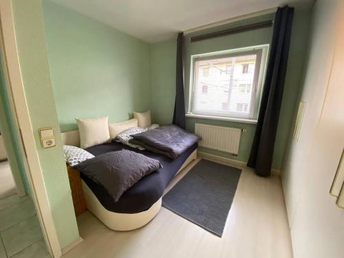 科隆Ruhige WE 6 P. urban ÖPNV的小型客房 - 带2张床和窗户