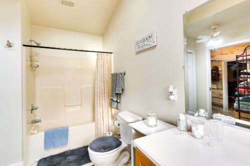SharpsburgHistoric Boonsboro Vacation Rental with Grill的浴室配有卫生间、淋浴和盥洗盆。
