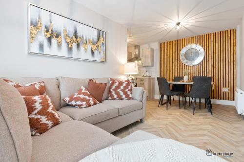 利马瓦迪Luxury Apartment - Roe Getaway Limavady的客厅配有沙发和桌子