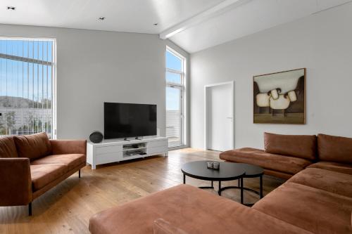 LaugarasLuxury Villa with River View的带沙发和电视的客厅
