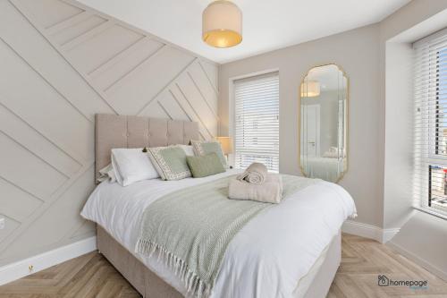 利马瓦迪Luxury Apartment - Roe Getaway Limavady的卧室配有一张带白色墙壁的大床