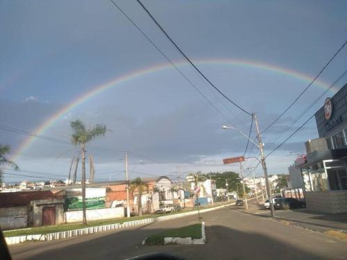 克拉鲁河畔卡尔穆Espaço Alternativo - a sua casa em Carmo do Rio Claro的天上空的彩虹在城市街道上