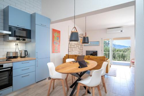 斯塔里格勒Villa Boric by the Sea的厨房以及带木桌和椅子的用餐室。