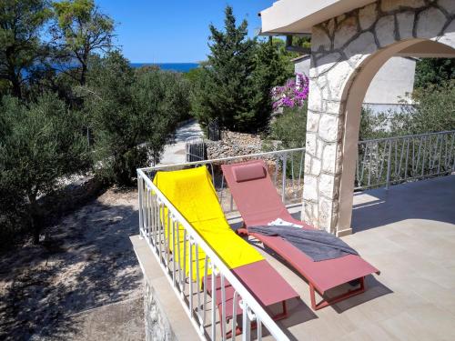 斯塔里格勒Villa Boric by the Sea的阳台上摆放着几把躺椅