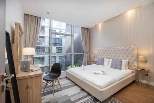 迪拜City Walk Chic living 1 Bedroom apartment的一间卧室设有一张床和一个大窗户