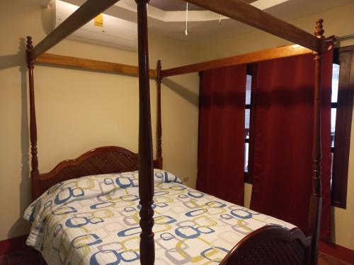 格拉纳达Casa El Caimito的一间卧室配有一张木架床